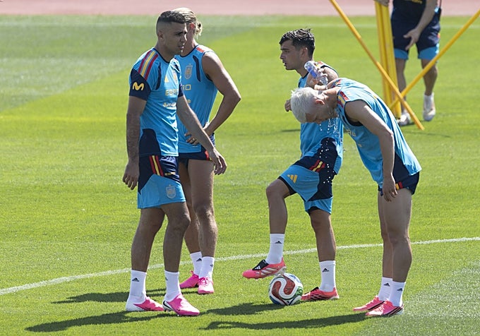 Los jugadores se refrescan en una calurosa mañana en Madrid.