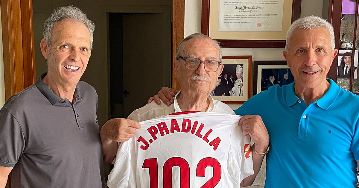 Emotiva sorpresa del Sevilla FC a su abonado más longevo, José Pradilla, de 102 años