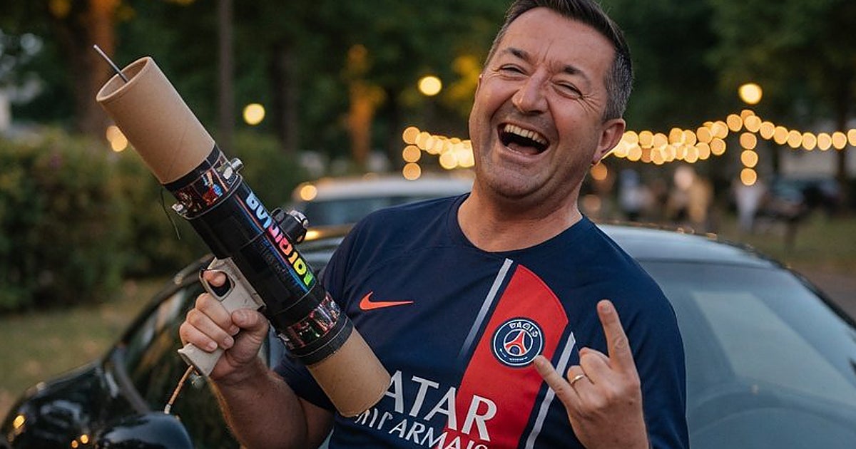 «¡Vergüenza nacional!»: un diputado francés se sube al capó de un coche en la fiesta del PSG