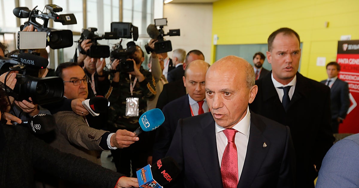 Del Nido Benavente da la mano a sus 'enemigos' y mira de reojo al palco