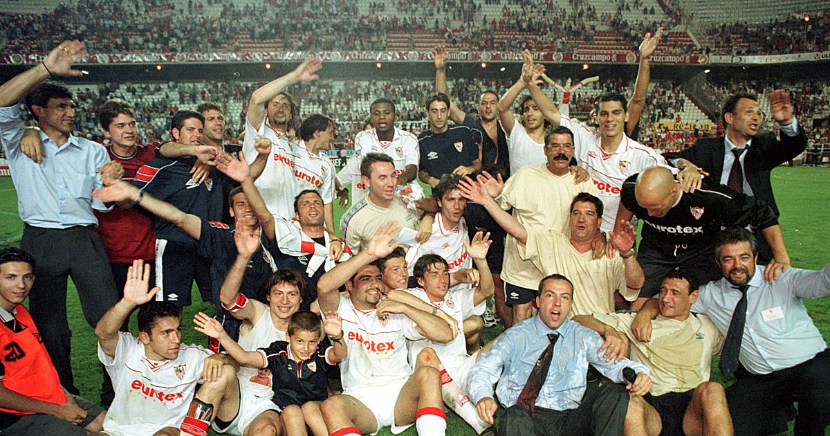 Un cuarto de siglo del último ascenso del Sevilla FC: «Se consiguió hacer una gran familia y eso fue la clave del éxito»