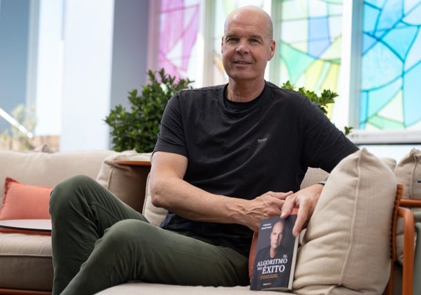 Ferran Martínez con el libro que ha escrito.