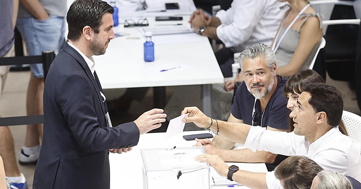 Riquelme, jefe de la oposición sin una sola foto en compañía