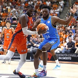 El pívot del Básquet Coruña, Mus Barro, ante el pívot del Movistar Estudiantes, Lotanna Nwogbo.