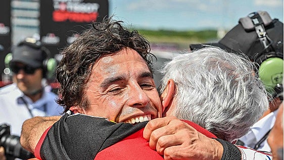 Marc Márquez celebra la victoria de Davide Tardozzi, jefe de equipo de Ducati.