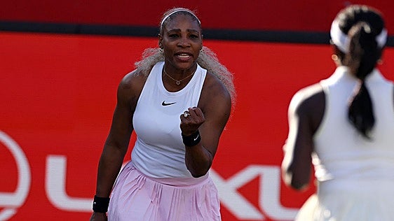 Serena Williams regresa con triunfo en un partido de dobles en Queen's
