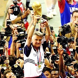 Jacquet alza la Copa Jules Rimet tras ganar la final del Mundial 98.