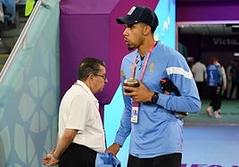 Lío en Uruguay: Araujo se lesiona, viaja a España a tratarse y su hermano estalla contra Bielsa