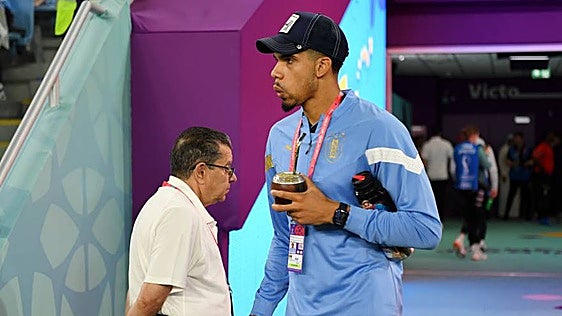 Lío en Uruguay: Araujo se lesiona, viaja a España a tratarse y su hermano estalla contra Bielsa