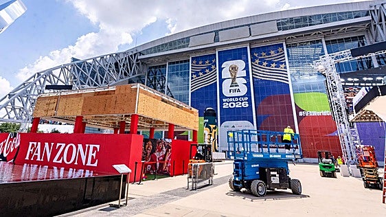 Zona de aficionados en las afueras del estadio de Dallas, en Arlington, Texas