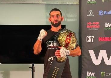Ibragimov 'fulmina' a Hooi y recupera el cinturón del peso ligero en WOW 31