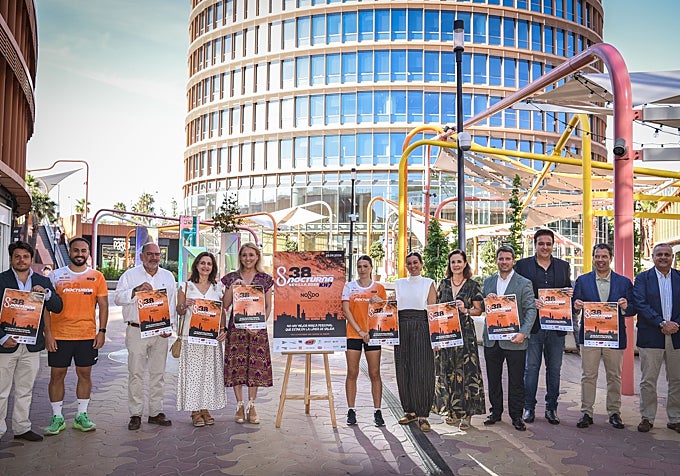 El cartel de la carrera vio la luz a los pies de la Torre Sevilla