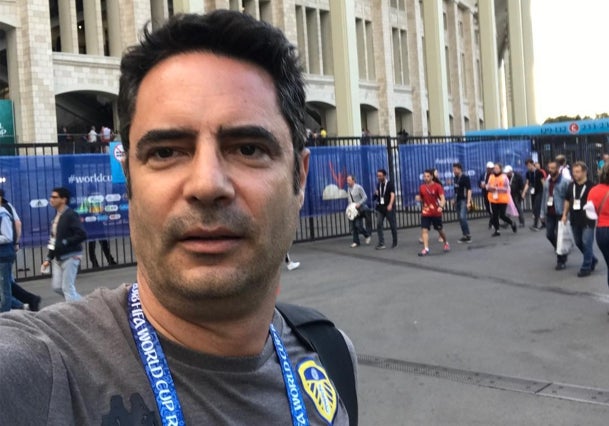 Gaby Ruiz a la salida de un estadio durante su etapa en el Leeds