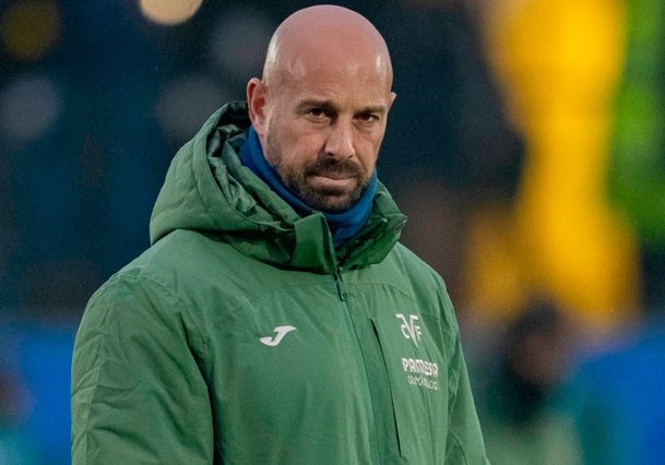 Pepe Reina durante un partido como entrenador de las inferiores del Villarreal
