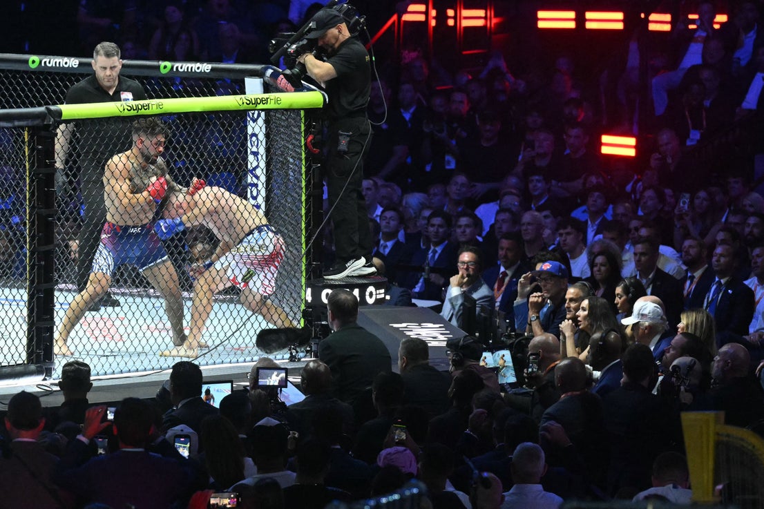 Topuria intenta someter a Gaethje durante la pelea.