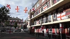 Banderas de Inglaterra ondean en un complejo de viviendas londinense por el Mundial