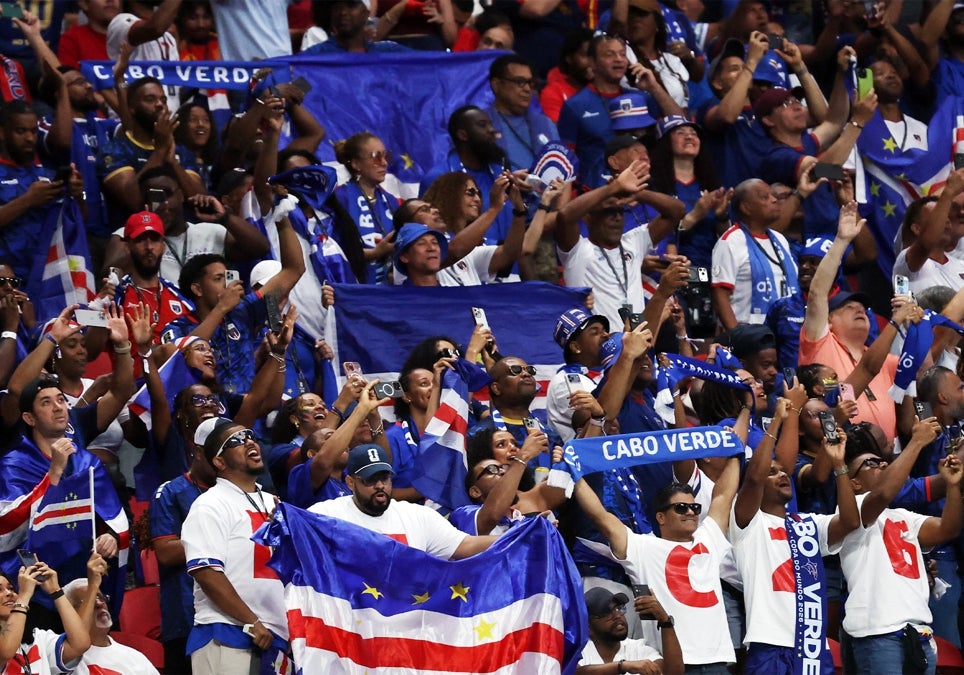 Imagen principal - La alegría de los de Cabo Verde después del encuentro