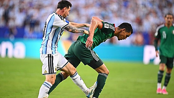 Messi debió ser expulsado