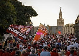 En imágenes, la manifestación de la afición del Sevilla contra el consejo