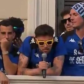 El portero del Sabadell, Diego Fouli, toma la palabra en el balcón del ayuntamiento
