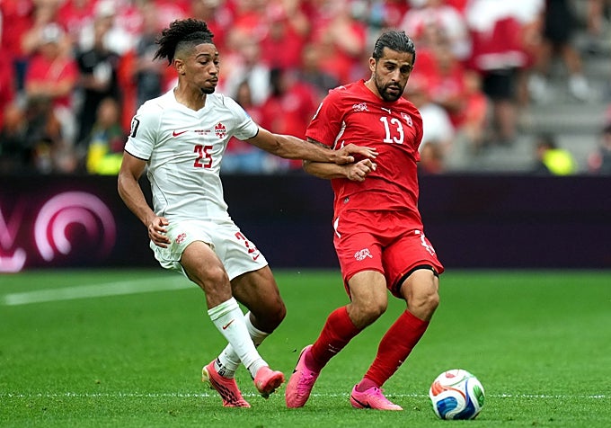 Ricardo Rodríguez disputa un balón en el Suiza-Canadá
