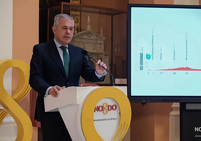 Sanz, durante su intervención en la que ofreció todos los detalles del paso de La Vuelta por la capital hispalense