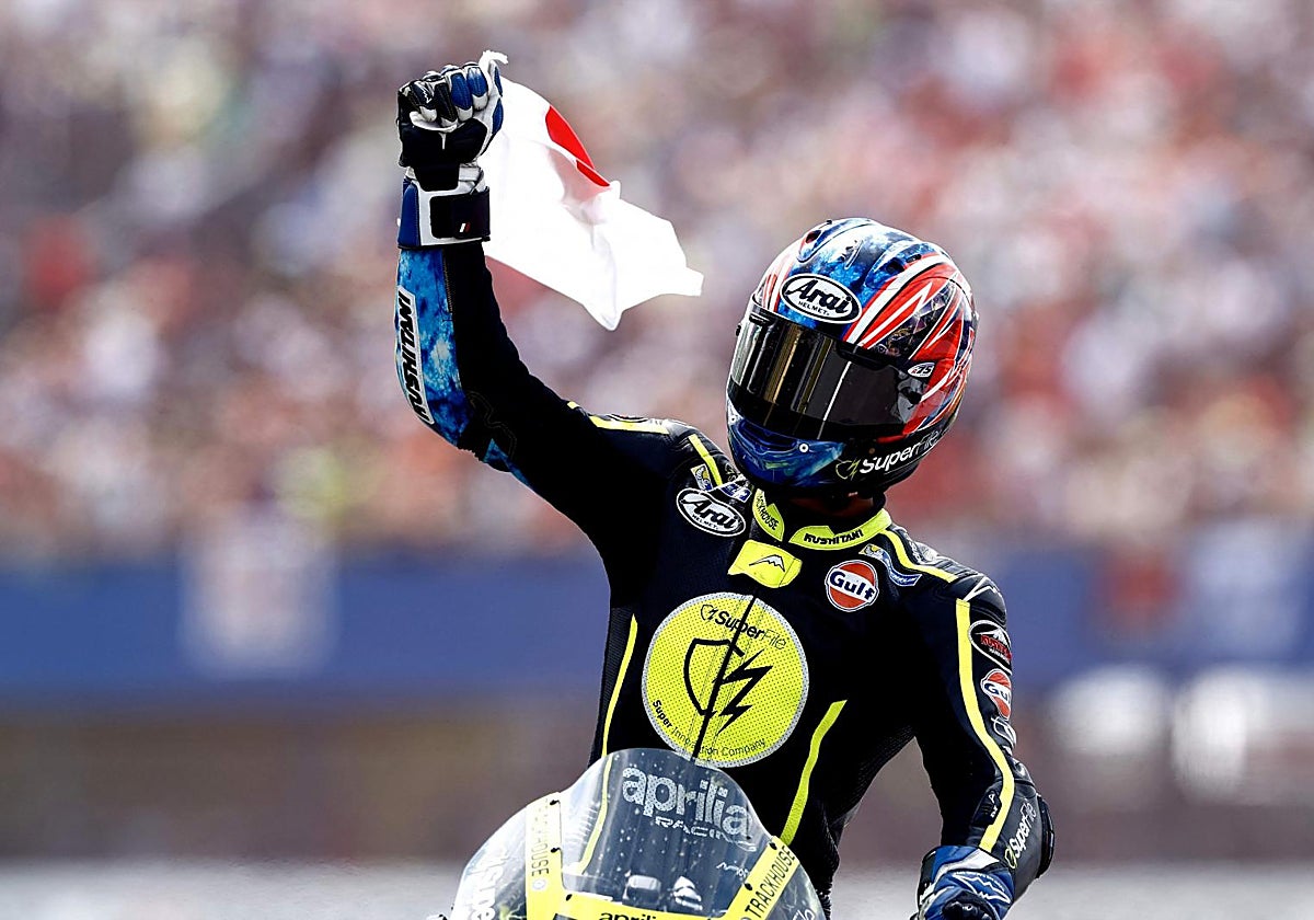 Ai Ogura celebra su primera victoria en MotoGP y la primera para Japón en más de 20 años.
