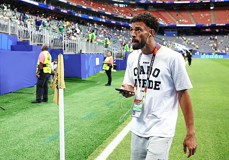 Vozinha, durante el último partido de Cabo Verde ante Arabia