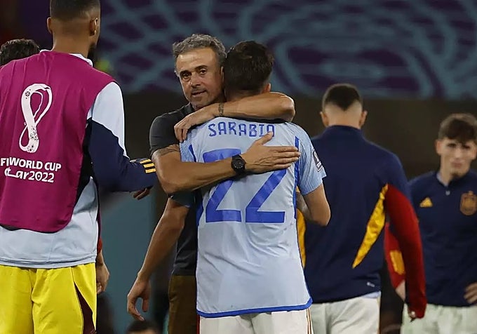 Luis Enrique consuela a Pablo Sarabia tras su penalti fallado.