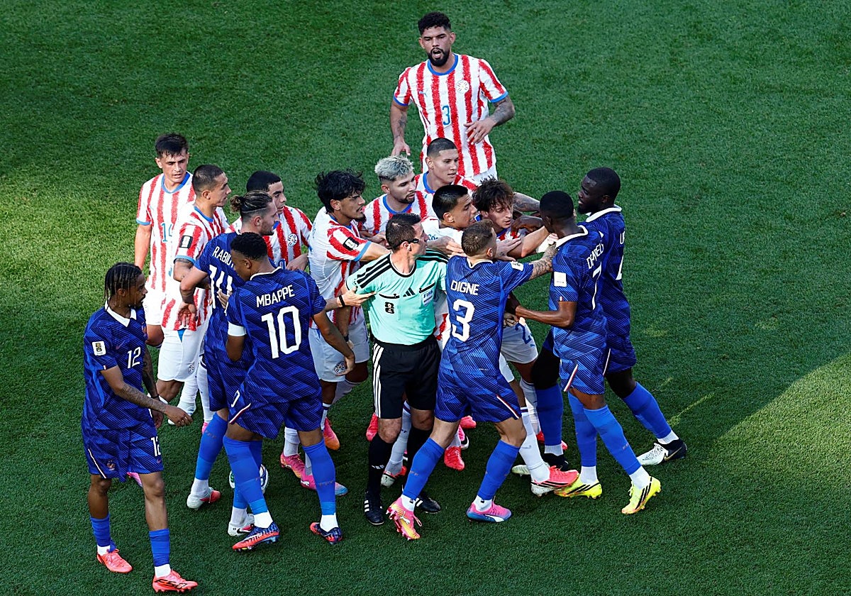 El encendido ambiente del Paraguay - Francia: tanganas y balonazos por la espalda