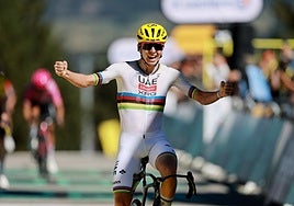 Pogacar conquista en Les Angles una etapa durísima y el maillot amarillo