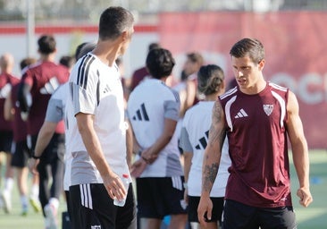 Alfon estuvo en la charla inicial del entrenamiento matinal del Sevilla de este lunes