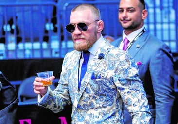 Conor McGregor, con un vaso de g&uuml;isqui en la mano
