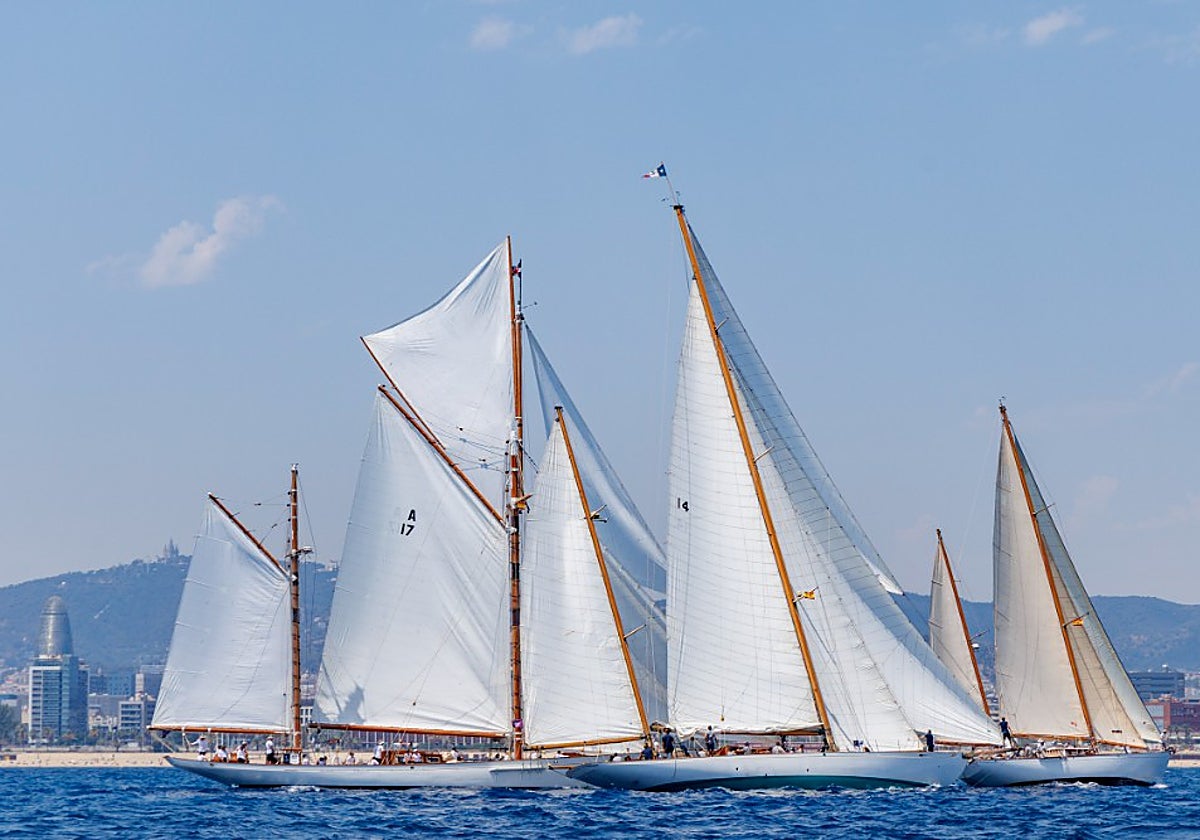 Los barcos clásicos han vestido de velas las aguas de la ciudad condal.