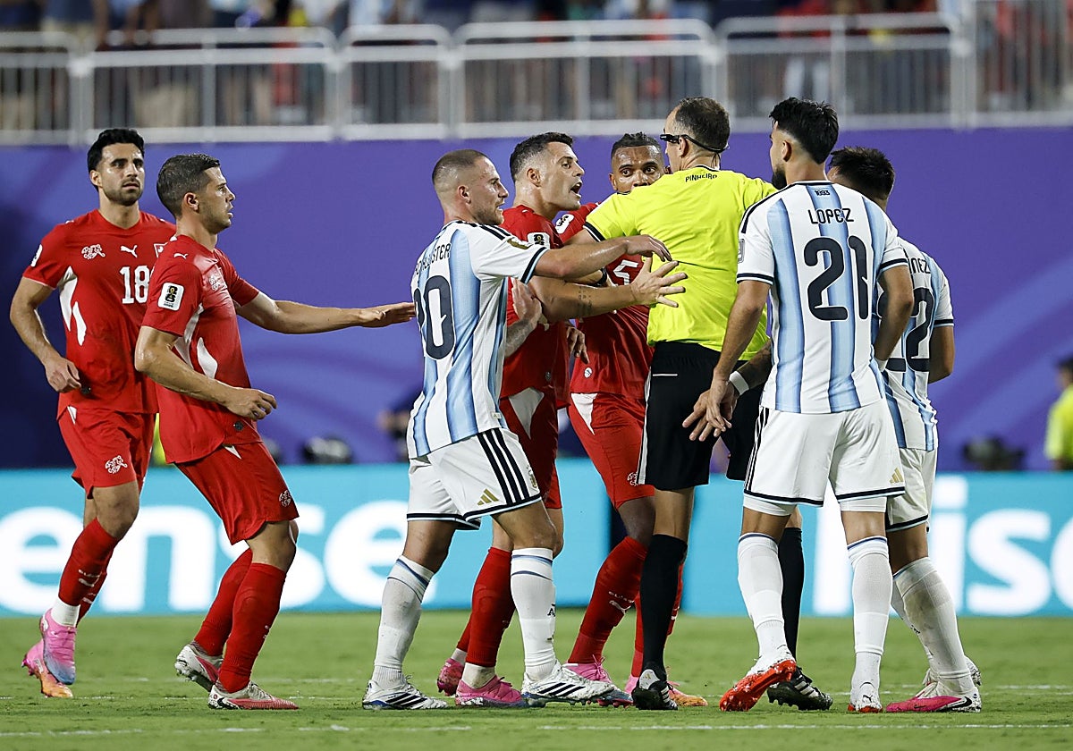 Suiza se suma a la indignación de los rivales de Argentina: «Es difícil cuando el árbitro también está en tu contra»