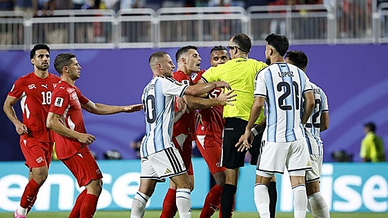 Suiza se suma a la indignación de los rivales de Argentina: «Es difícil cuando el árbitro también está en tu contra»