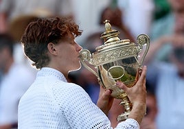 Sinner defiende con maestría su título en Wimbledon ante un enorme Zverev