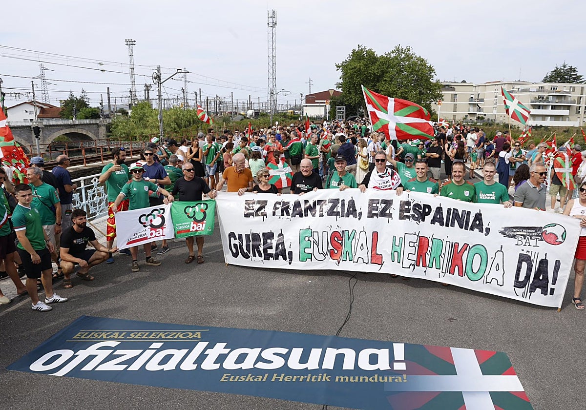 Bildu se concentra contra las selecciones de España y Francia y luego se disuelve para poder ver el partido