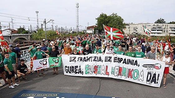 Bildu se concentra contra las selecciones de España y Francia y luego se disuelve para poder ver el partido