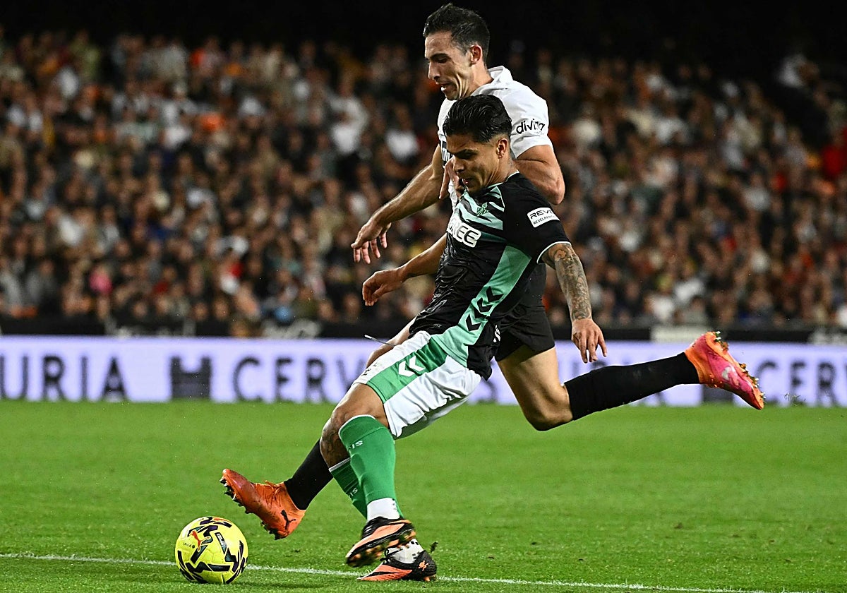 Cucho remate durante el Valencia - Betis de LaLiga 25-26