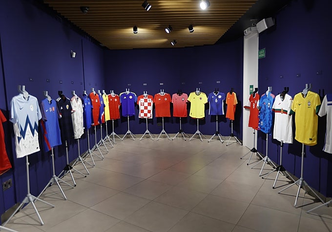 Hasta 100 camisetas de selecciones se pueden ver en la exposición.