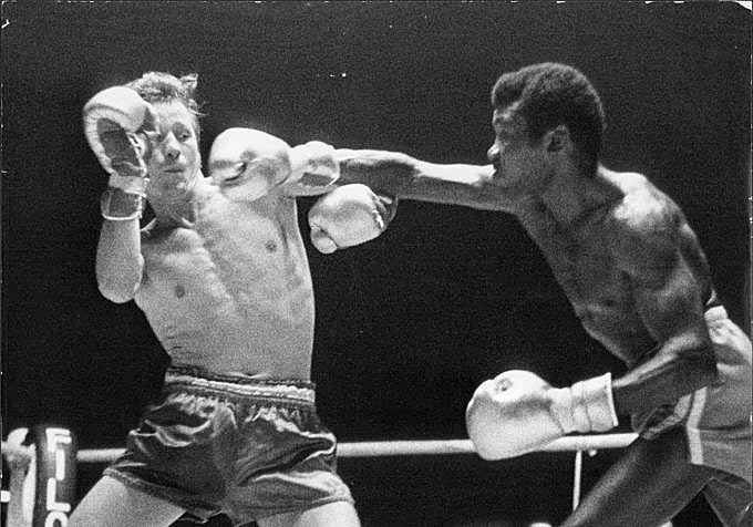Derechazo de Legrá al francés Vermandere, durante el combate que tuvo lugar en el Palacio de los Deportes de Madrid.