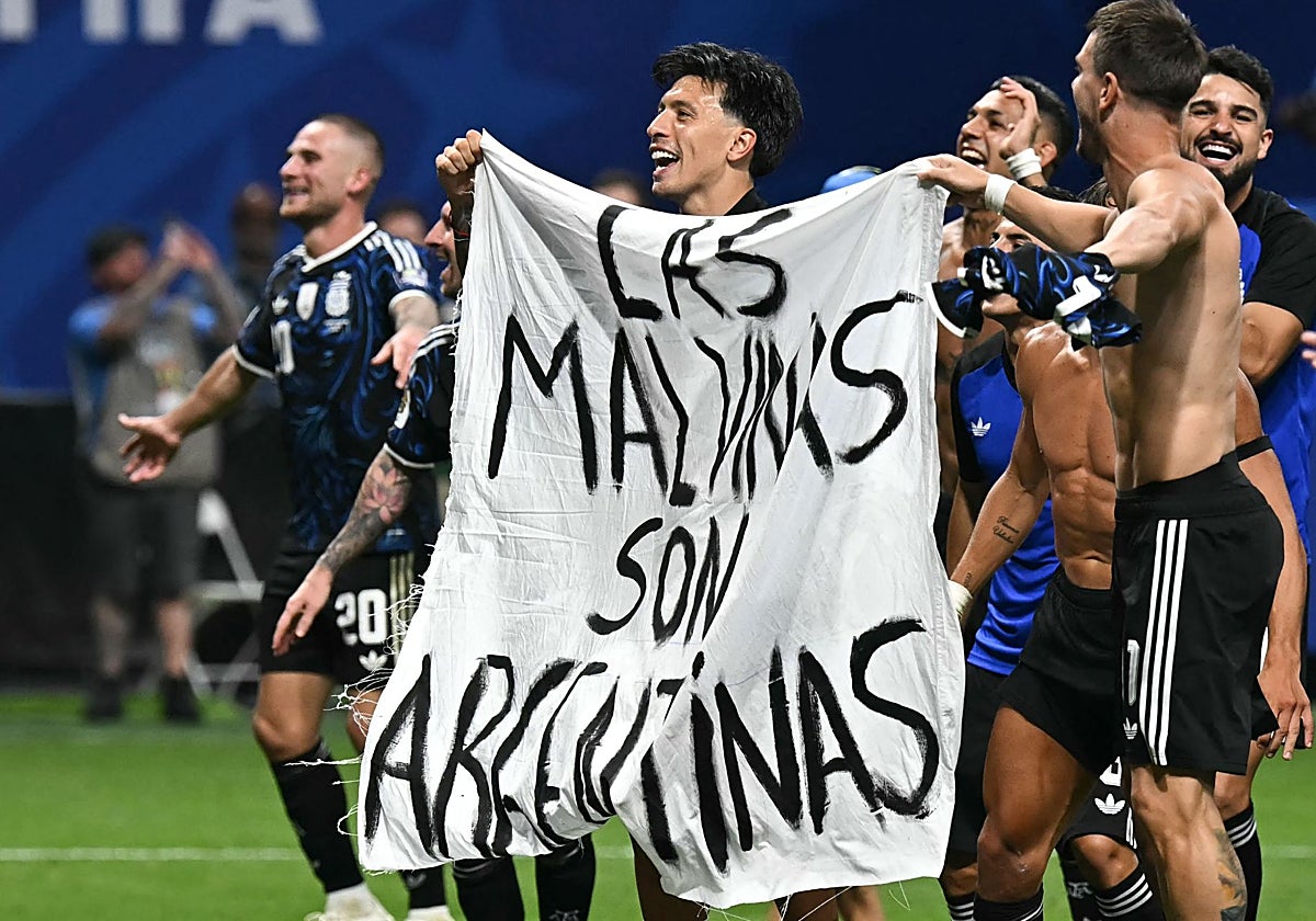 "Las Malvinas son argentinas": jugadores de la selección sacan al campo una polémica pancarta tras vencer a Inglaterra