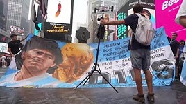 Aficionados argentinos tiñen de albiceleste Times Square antes de la final del Mundial