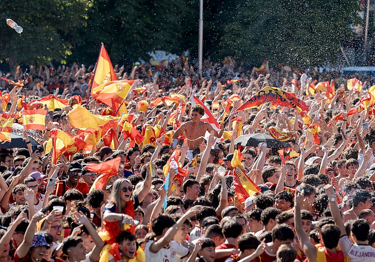 Más de 25.000 personas personas abarrotan la Plaza de Colón
