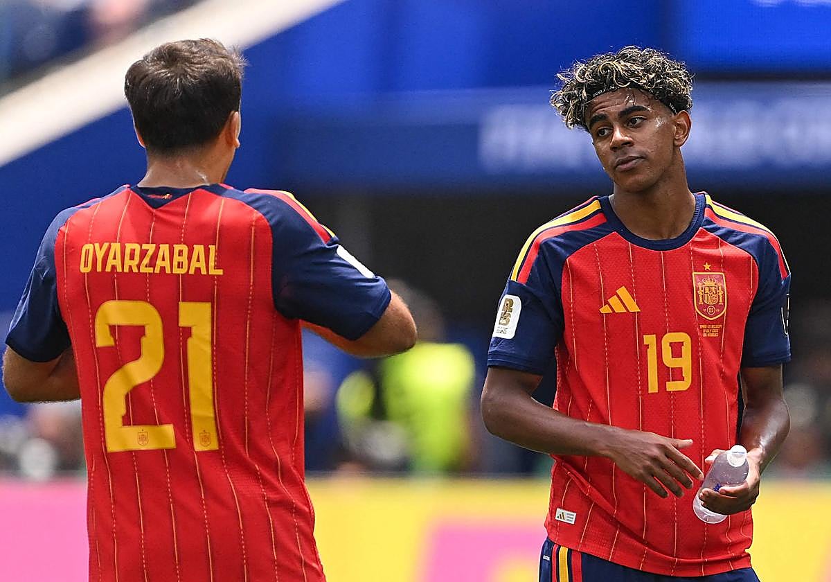 Lamine Yamal y Mikel Oyarzabal durante el partido