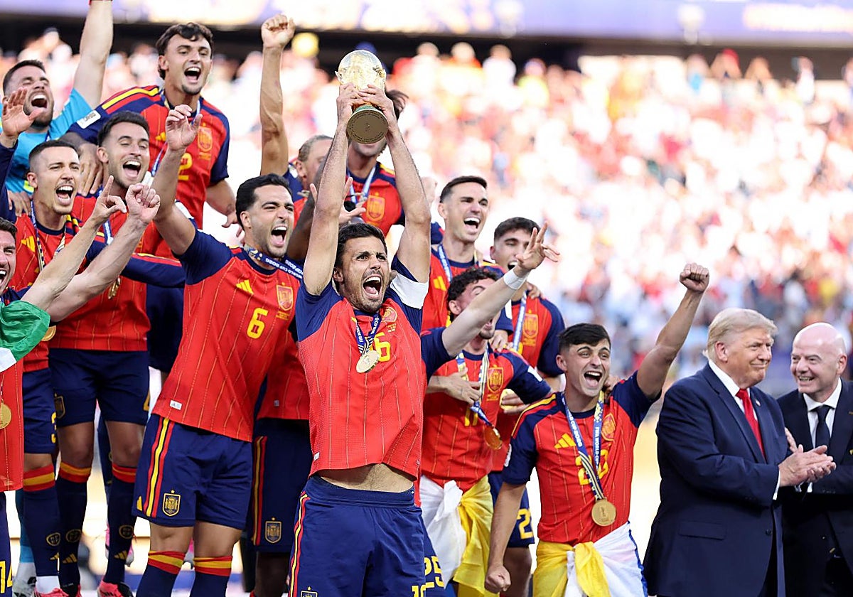 Trump la lía: abucheos helicóptero y 'photobomb' con la copa