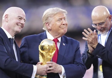 Trump la lía: abucheos y 'photobomb' con la copa