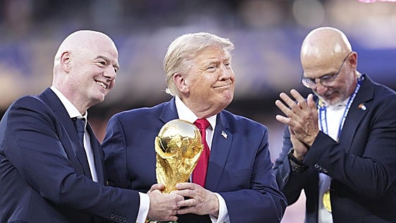 Trump la lía: helicóptero, abucheos y 'photobomb' con la copa