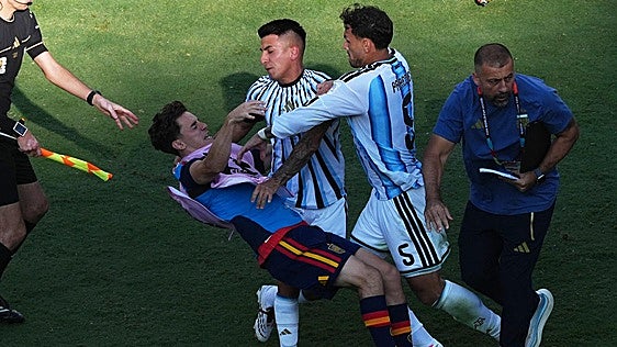 Puñetazos, patadas, llaves de judo, amenazas y de espaldas al campeón: la rastrera forma de perder de Argentina
